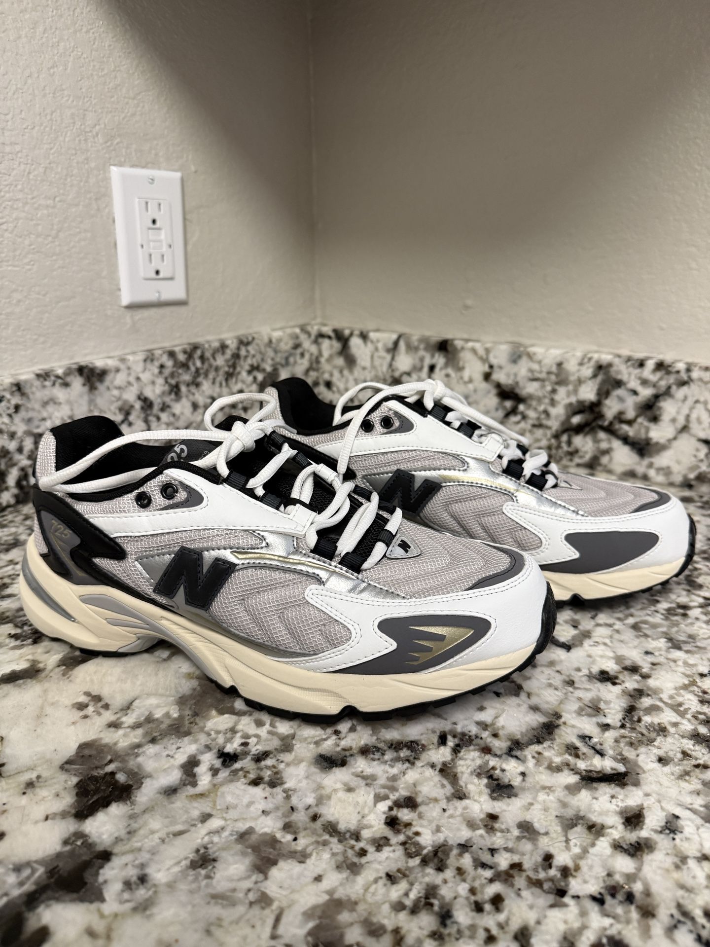 PRICE NEGOTIABLE New Balance 725 SIZE 9 M
