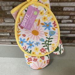BRAND NEW OVEN MITT AND POTHOLDER SET 