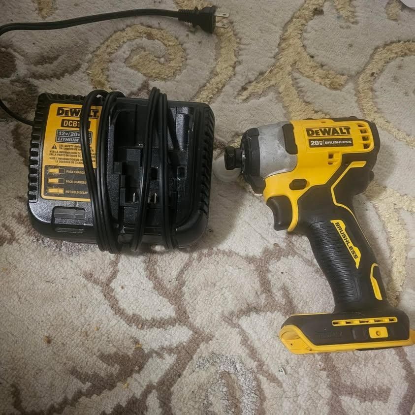 DeWalt 20v Atomic Impact Driver W/ Battery And Charger 