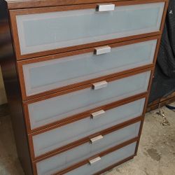 Nice chest dresser with big 6 drawers in good condition, all drawers working well.
L31.5"*W19"*H49"