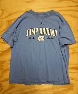 Jordan Men’s L North Carolina Tar Heels Basketball Jump Around Blue Shirt