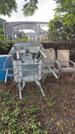 Glass Patio Table w 5 Matching Chairs