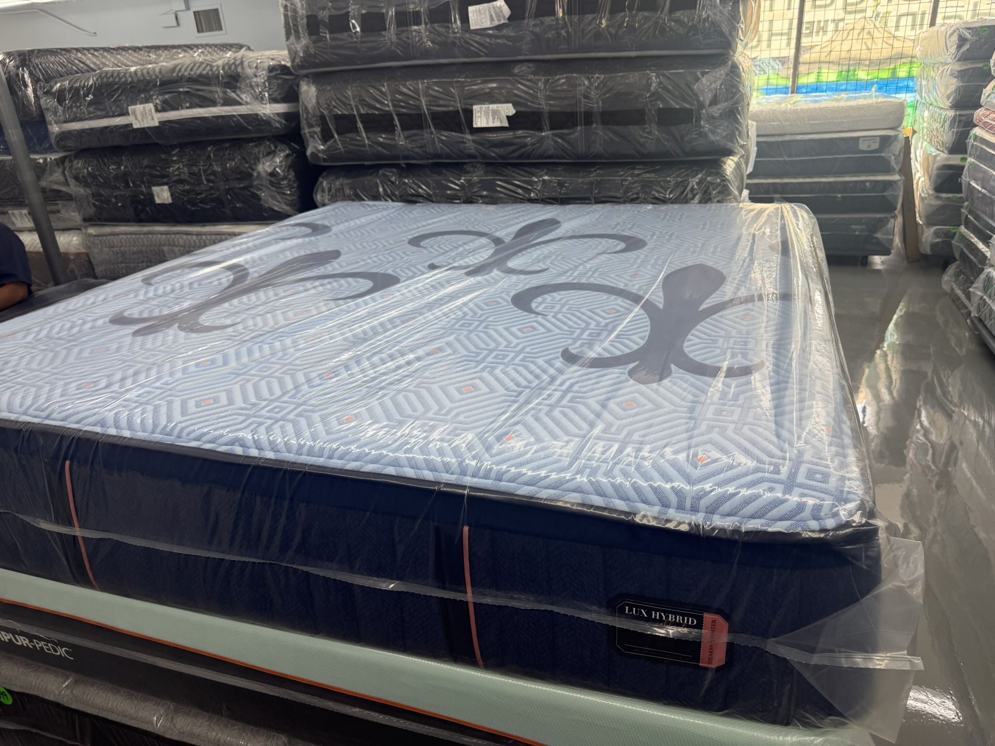 KING SIZE STEARNS & FOSTER LUX ESTATE HYBRID (FIRM) MATTRESS & BOX SPRINGS BED SET
