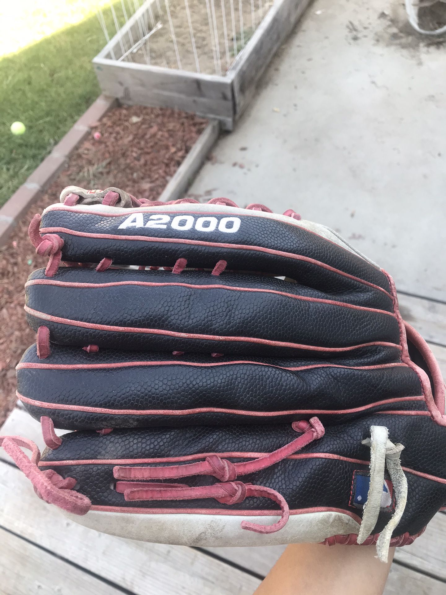 A2000 Outfield baseball glove