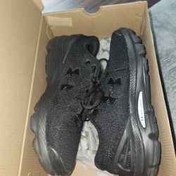Mens Under Armour Size 9 Like New