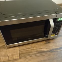 Microwave with Turntable, 700W