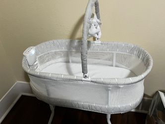 Delta Children Curve Bassinet