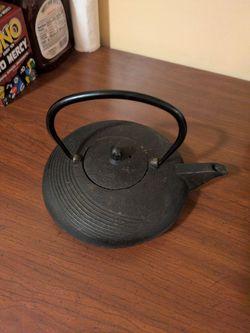 Vintage Japanese cast iron tea kettle