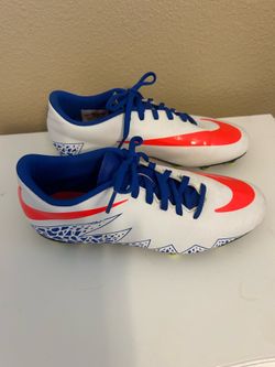 Nike cleats size 8 Hypervenom phelon ll great condition women