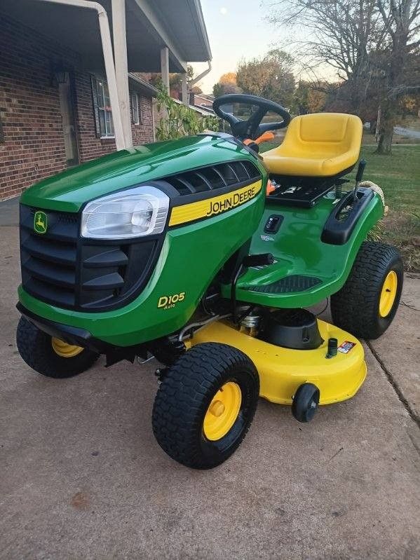 JOHN DEERE D105 RIDING MOWER GREAT CONDITION 