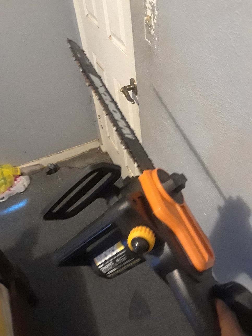 Electric chainsaw runs and work very good