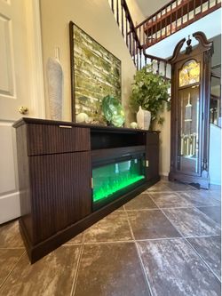 70” inches long modern fireplace /tv stand with 7 colors of flames in excellent conditions