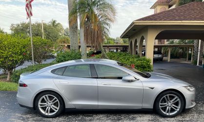 2015 Tesla ModelS 85D - Pristine Condition / Low Mileage!
