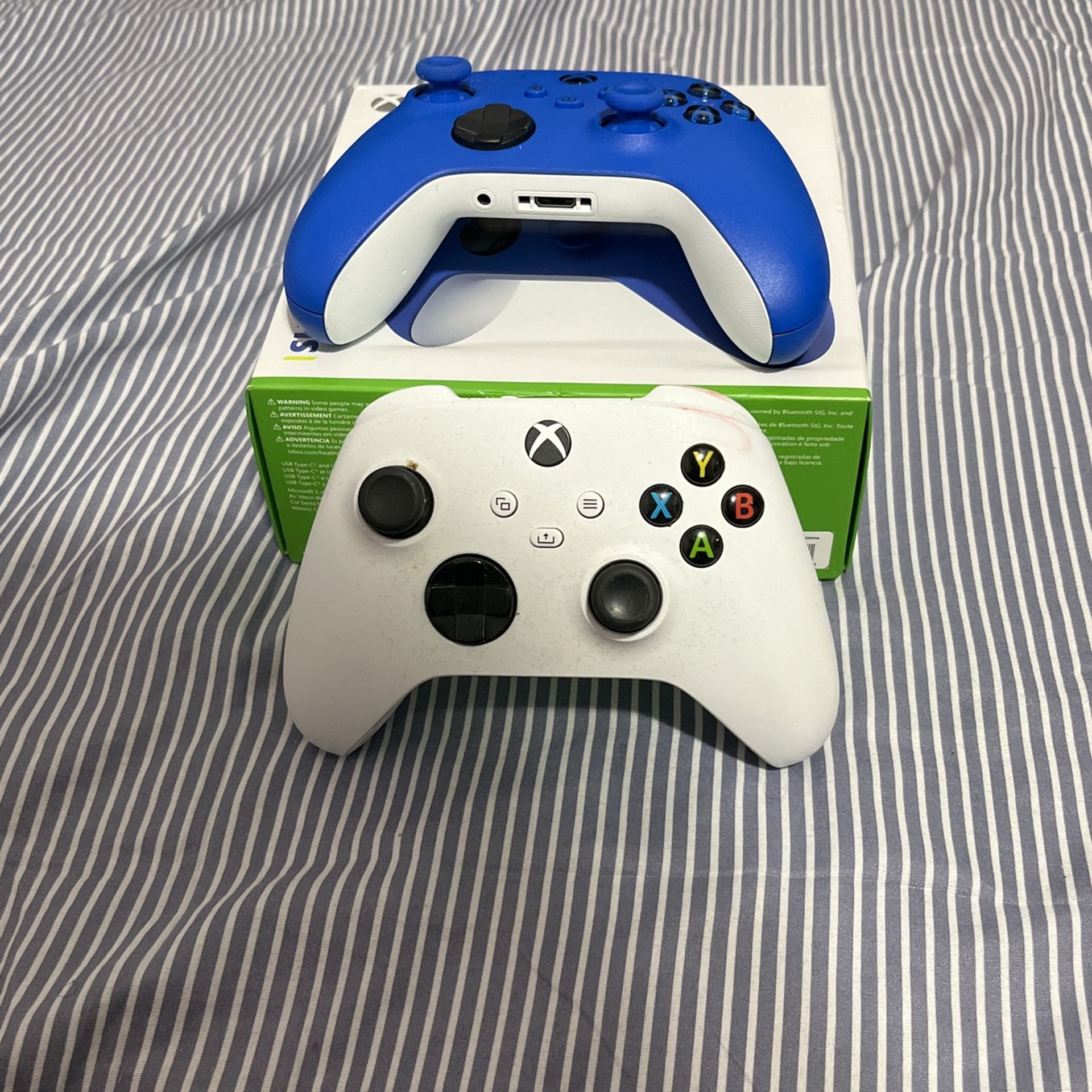 2 xbox series x/s controllers