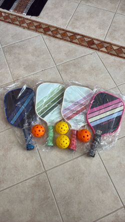 Pickle ball paddles w/ balls and bag