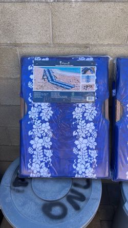 Beach lounger with tray table