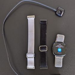 Fitbit Versa 4 Smartwatch W/2 Extra Bands And Charger 