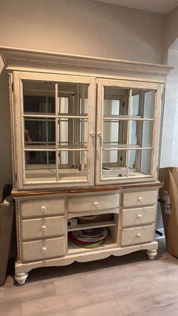 China cabinet/hutch