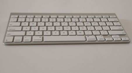 Apple Wireless Bluetooth Keyboard (A1314) - Aluminum & White