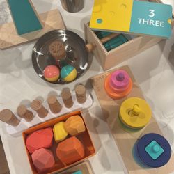 Lovevery Set Of Toys 