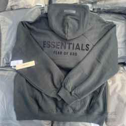ESSENTIAL BLACK HOODIE 