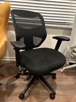 Black Mesh Office Chair with Armrests