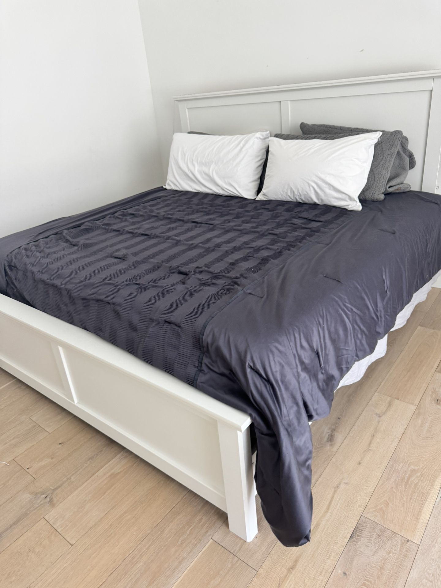 Estate Sale King Bed And Frame 
