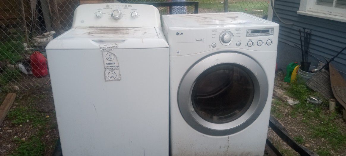 1 Dryer 2 Washers Ànd A Water Heater 