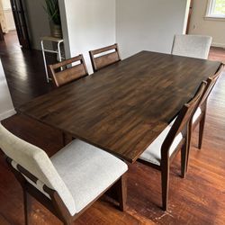 Dining Room Table & Chairs 