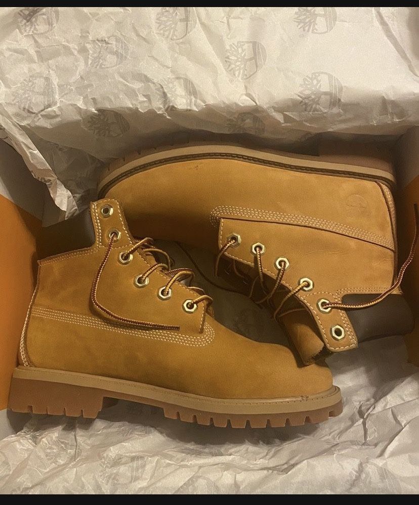 YOUTH TIMBERLAND BOOTS 5.5Y -$50