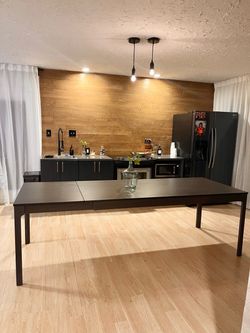 Extendable Dining Table.