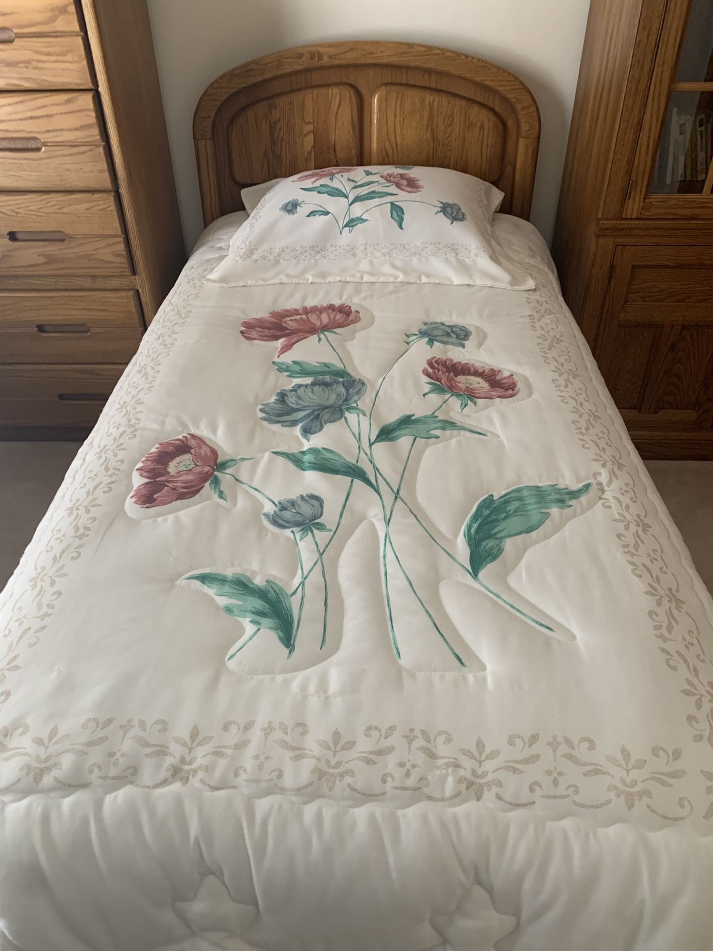 TWIN COMFORTER & SHEET SET,IVORY WITH ROSE,GREEN, BLUE FLORAL PATTERN, VERY PRETTY!