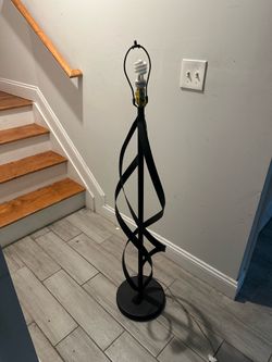 Free delivery, beautiful Unique floor lamp, Newark Irvington, East Orange curbside
