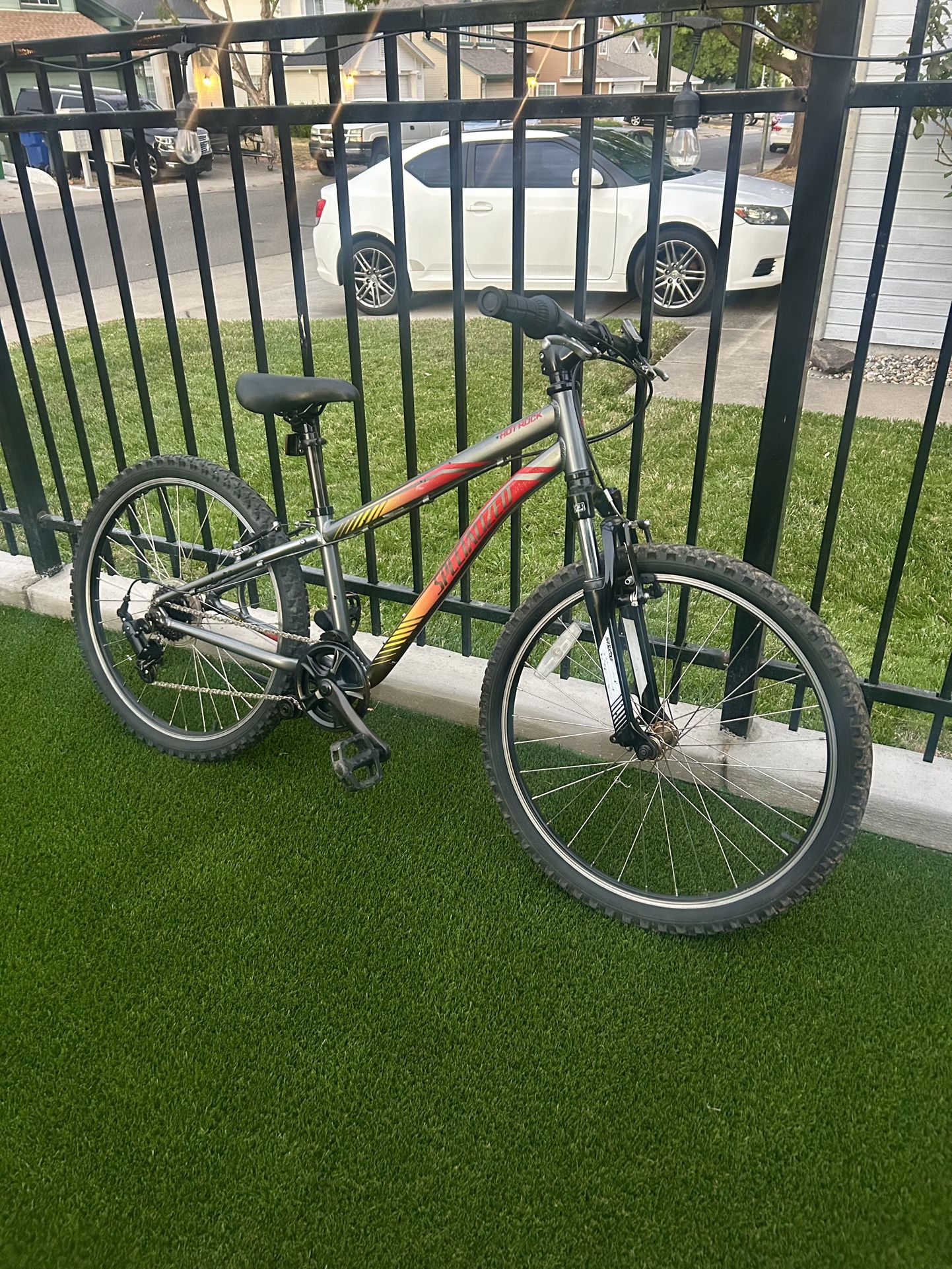 SPECIALIZED HOTROCK YOUTH MOUNTAIN BIKE 24” Wheels
