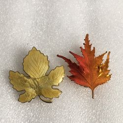 2 LEAFS BROOCH