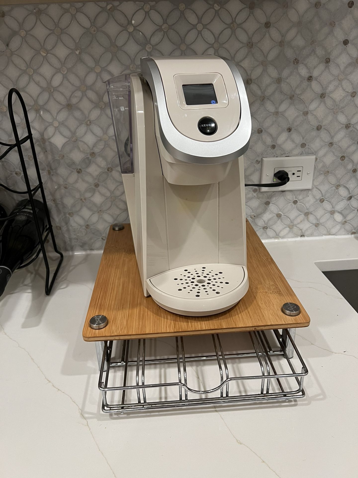 Keurig K200 Sandy Pearl with Bamboo Coffee Pod Drawer Holder