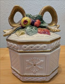 Fitz and Floyd Classics Snowy Woods Octagonal Lidded Trinket Box . No damage.