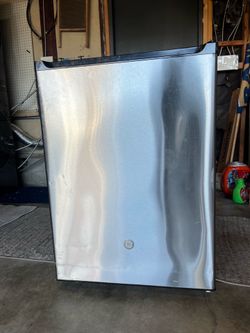 GE 5.6 cu ft Stainless Steel Mini Fridge w/Freezer