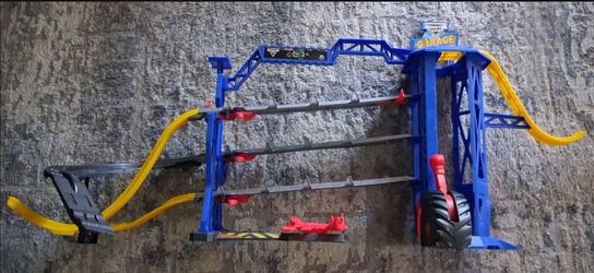 Monster Jam Garage Playset