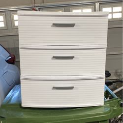 Plastic 3 Drawer Storage Piece.  Great For Kids Dorms Or Bedrooms.