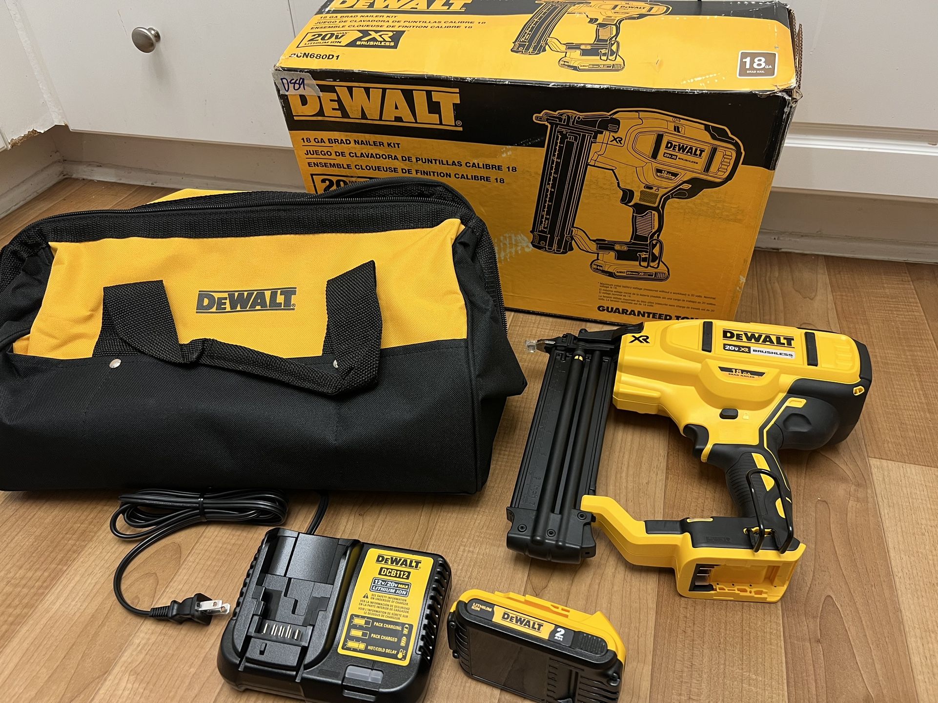 DEWALT 20V MAX XR Lithium-lon 18-Gauge Electric Cordless Brad Nailer Kit