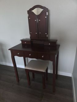 Elegant Vanity Set with Mirror & Stool – Good Condition
