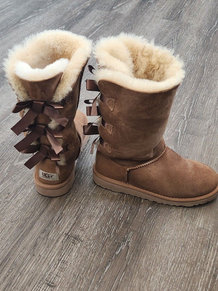 Ugg Boots - Bailey Bow - Women's size 4