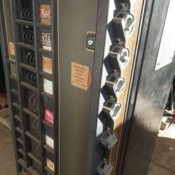 Soda & Snack Vending Machine Works Great  Used
