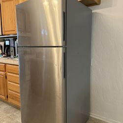 Frigidaire Refrigerator (MUST BE PICKED UP JAN 9)