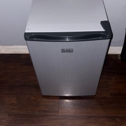 Mini Fridge ( Black And Decker 2.5 Cu Ft ) $100