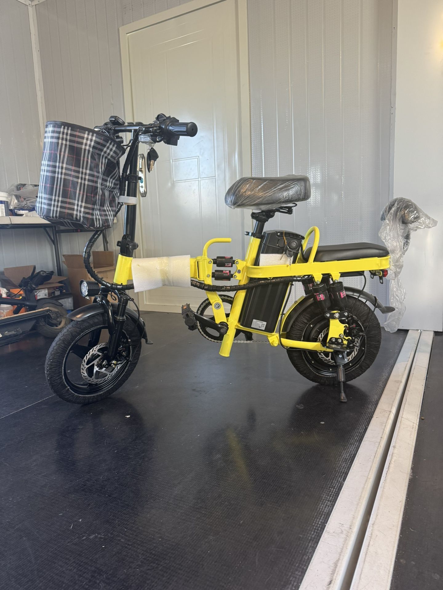 Folding electric bicycle