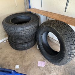 Set of Michelin tires 267/70/18