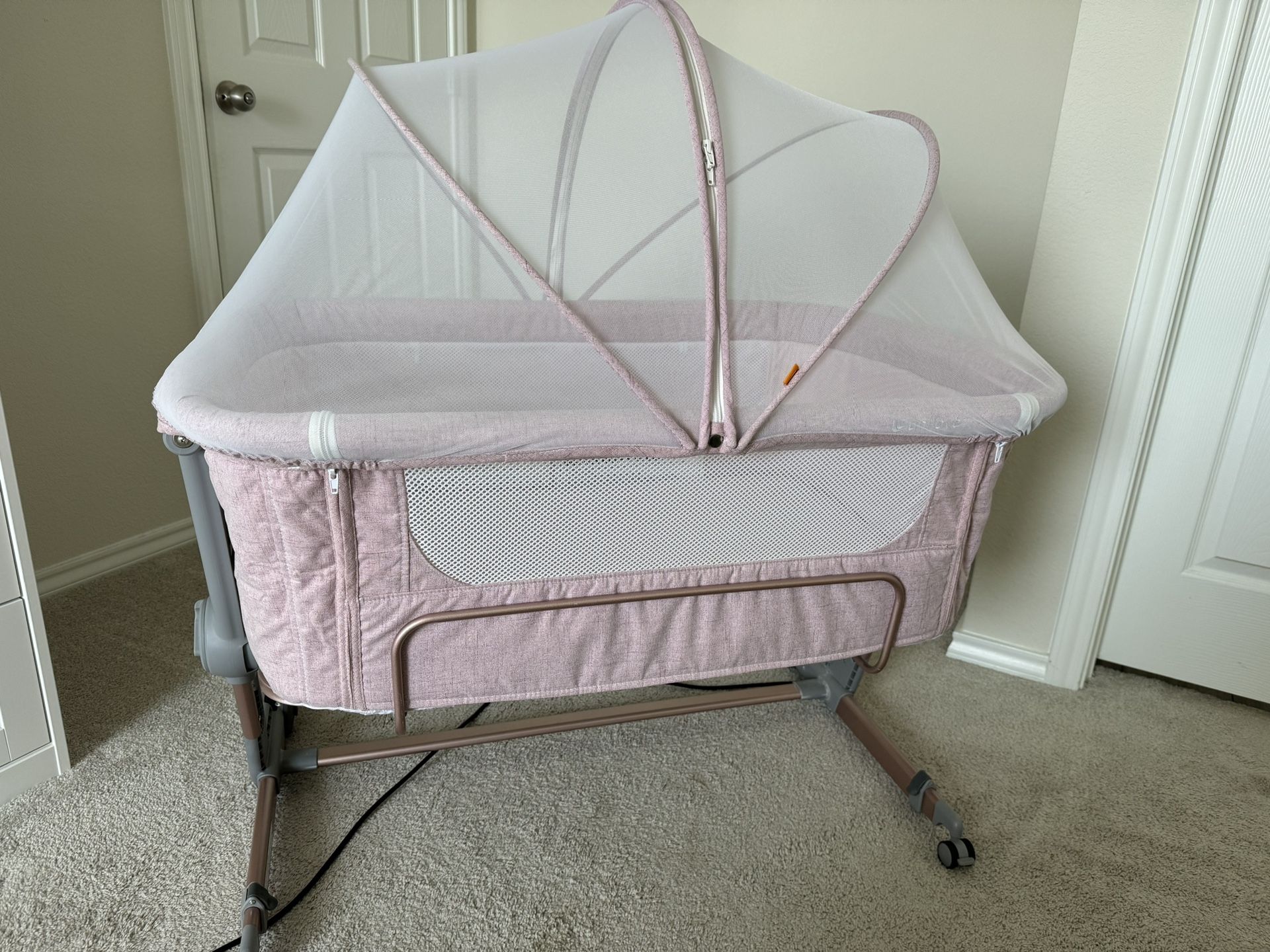 UNILOVE HUG ME PLUS IN BEDSIDE BASSINET - Main Image