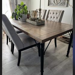 Ashley Dining Table W/ 4 Chairs.  Excelent Conditions 